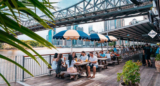 Brisbane Restaurant am Hafen unter einer Brücke