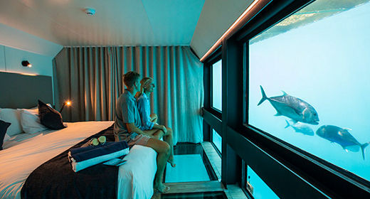 Unterwasser Hotelzimmer im Great Barrier Reef mit Fischen vor dem Fenster