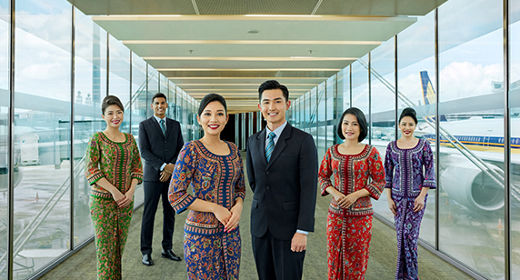 Singapore Airlines Cabin Crew begrüßt Sie in der Aerobridge Changi