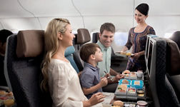 Hôtesse Singapore Airlines à fenêtre avion